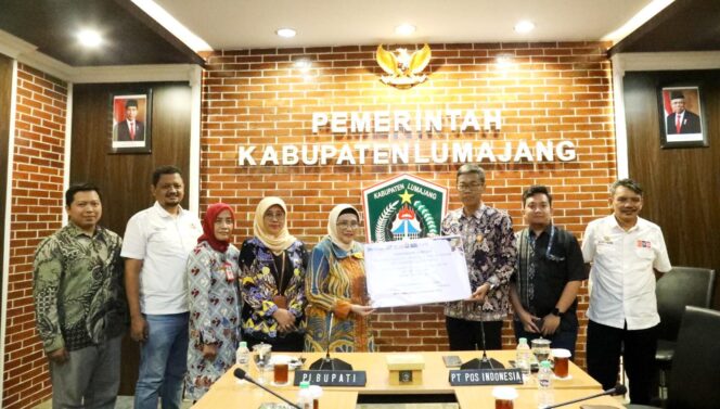 
					KERJASAMA: Penyerahan dana CSR secara simbolis oleh PT. Pos Indonesia kepada Pj. Bupati Lumajang di Ruang Mahameru, Kantor Bupati Lumajang, Selasa (12/12/23). (foto: Asmadi)