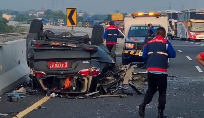 
					TERBALIK: Mitsubishi Pajero milik Pemkab Banyuwangi terbalik pasca terlibat kecelakaan di Tol Paspro. (foto: Moh. Rois)