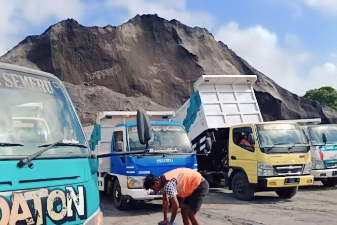 
					DIBAWAH TARGET: Aktifitas penambangan pasir Lumajang di stokpile terpadu. (foto: dok)