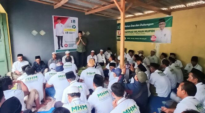
					SAPA WARGA: Gus Hilman saat menyapa calon pemilih (calih) di Kecamatan Lumbang, Kabupaten Probolinggo, Jum'at (15/12/23) siang. (foto: Haliza)