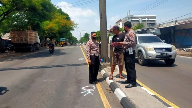 
					LAKA: Anggota Satlantas Polres Pasuruan Kota olah TKP di lokasi laka. (foto: Moh. Rois).