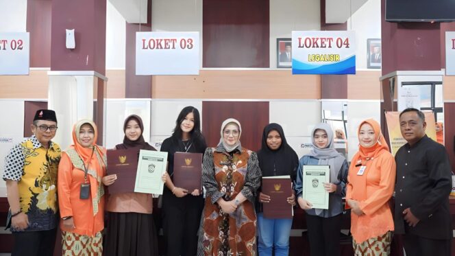 
					PEDULI: Pj. Bupati Lumajang, Indah Wahyuni (tengah), usai menyerahkan Adminduk dan hadiah kepada keluarga bayi. (foto: Asmadi).