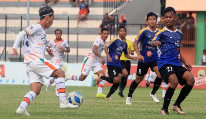 
					PERKASA: Pemain Persipro 1954 (jersey putih) menggiring bola untuk melewati hadangan pemain Mitra Bola Utama. (foto: Hafiz Rozani).