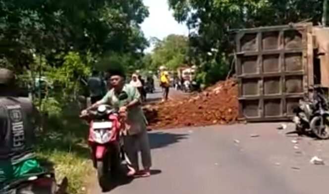 
					Tangkapan layar video laka truk material Tol Probowangi di Desa Condong, Gading, Probolinggo.