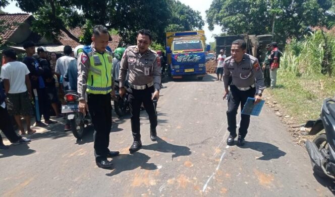 
					OLAH TKP: Unit Laka Satlantas Polres Probolinggo melakukan olah TKP di lokasi kecelakaan. (foto: Ali Yak'lu)
