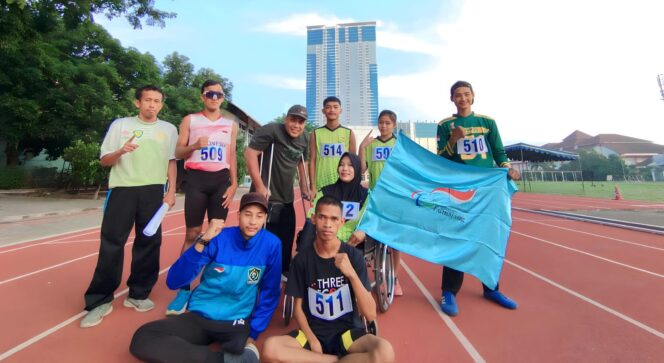 
					BIKIN BANGGA: Para atlet Paralimpik asal Lumajang yang borong medali di Keparprov 2023. (Foto: Asmadi).