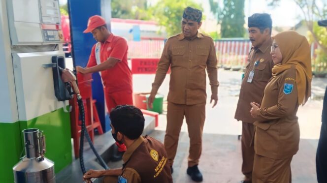 
					JELANG NATARU: Petugas UPT Metrologi Legal pada Dinas Koperasi, Usaha Mikro, Perdagangan, dan Perindustrian (DKUPP) Kabupaten Probolinggo saat melakukan pemeriksaan SPBU. (foto: Ali Ya'lu)