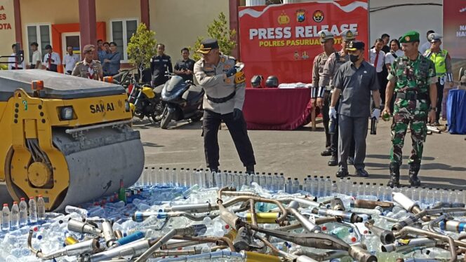 
					DIMUSNAHKAN: Kapolres Pasuruan Kota memimpin proses pemusnahan knalpot brong dan miras hasil sitaan selama satu tahun terakhir. (foto: Moh. Rois).