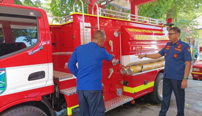
					BARU: Petugas Damkar Kabupaten Probolinggo menunjukkan kendaraan operasional yang baru didatangkan. (foto: Moh. Rois).