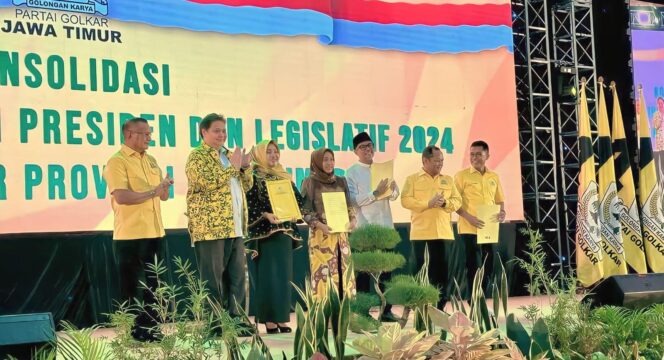 
					DAPAT REKOMENDASI: Gus dr. Haris (tengah, mengenakan baju putih) saat menerima surat rekomendasi dari Partai Golkar sebagai calon Bupati Probolinggo. (foto: istimewa).