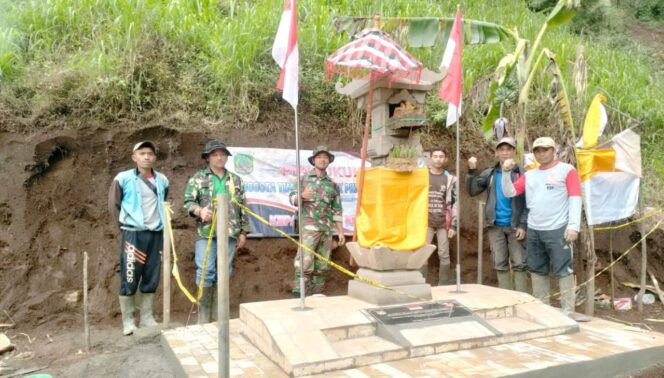 
					MONUMEN: Warga bersama TNI membangun monumen di lokasi jatuhnya pesawat latih TNI AU Super Tucano dengan di Kabupaten Pasuruan. (foto: Moh. Rois).