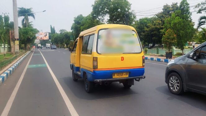 
					DILARANG: APK salah satu caleg terpasang di angkutan umum (foto: Hafiz Rozani)