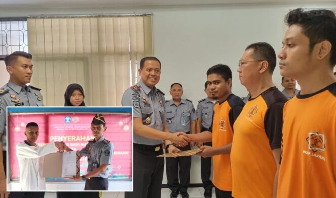 
					BERKAH NATAL: Pemberian SK remisi Natal oleh Kalapas Lumajang Mahendra kepada WBP. Di Rutan Kraksaan Probolinggo, sejumlah WBP juga mendapatkan remisi (insert). (foto: Asmadi dan Ali Yak'lu).