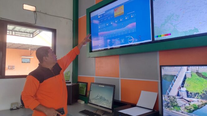 
					SIAGA: Kalaksa BPBD Kota Probolinggo, Sugito Prasetyo menunjuk monitor cuaca di Pusdalops PB. (foto: Hafiz Rozani). 