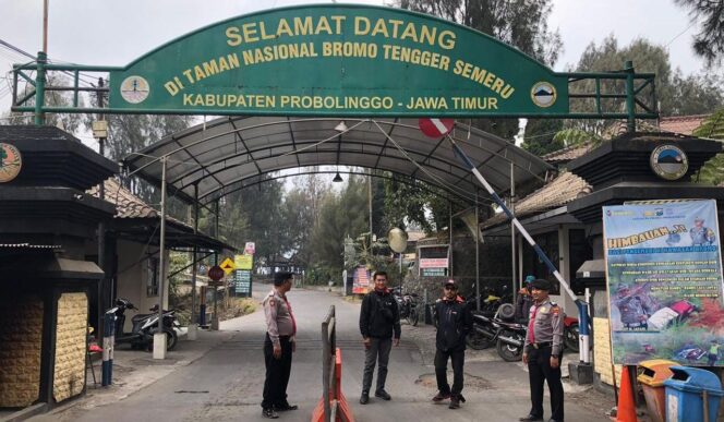 
					DIPERKETAT: Anggota Polres Probolinggo berjaga di depan pintu masuk ke Lautan Pasir Bromo di Cemorolawang (Humas Polres Probolinggo).