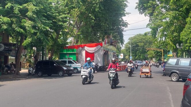 
					ANTISIPASI: Arus lalu lintas di Jalan Panglima Sudirman, Kota Probolinggo. (foto: Hafiz Rozani)