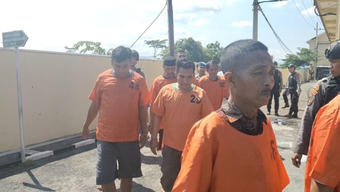 
					DIRINGKUS: Komplotan curanmor digelandang anggota Polres Probolinggo untuk menjadi rilis kasus. (foto: Ali Yak'lu)