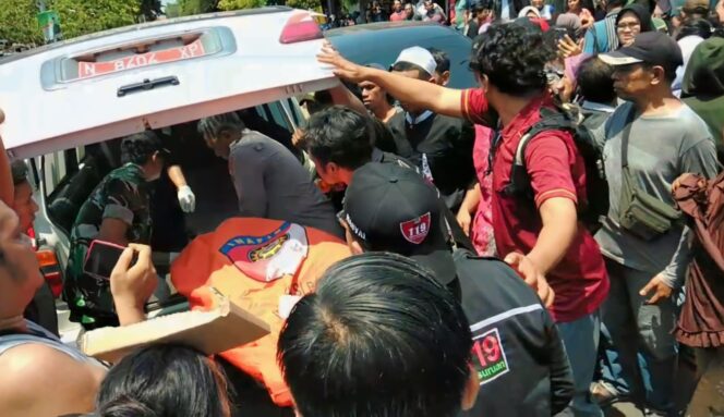 
					TRAGIS: Jasad korban pembunuhan saat dievakuasi ke kamar jenazah RSUD dr R Soedarsono Kota Pasuruan. (foto: Moh. Rois)