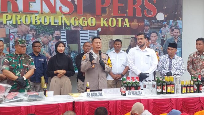 
					RILIS AKHIR TAHUN: Kapolres Probolinggo Kota, AKBP Wadi Sa'bani dan Forkopimda Kota Probolinggo saat rilis akhir tahun. (foto: Hafiz Rozani).