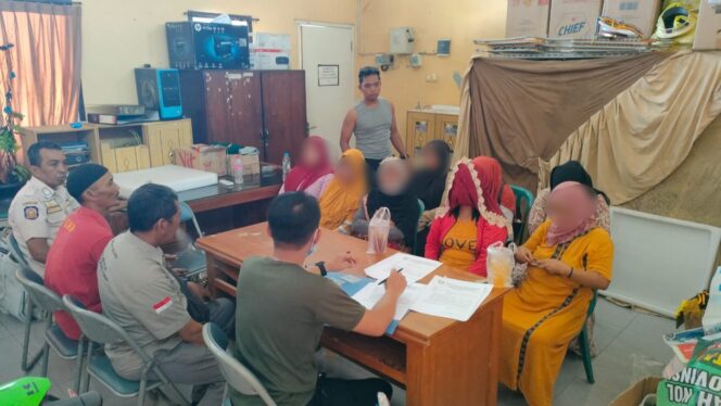 
					OPERASI PEKAT: Satpol PP Kabupaten Probolinggo usai menjaring sejumlah wanita diduga PSK, beberapa waktu lalu. (foto: dok).