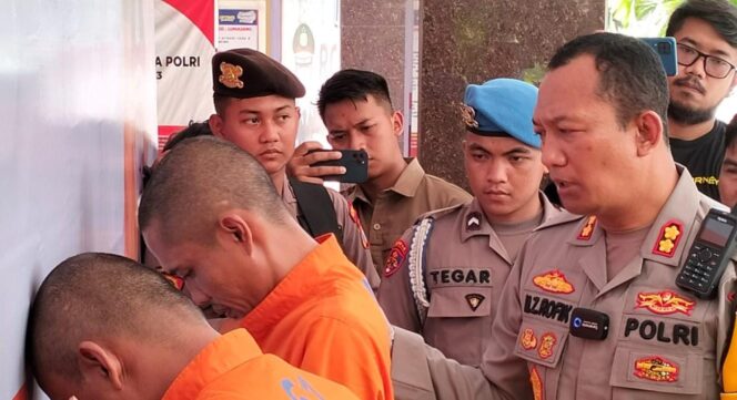 
					DIRINGKUS: Dua pengedar narkoba jenis sabu yang diringkus aparat kepolisian. (foto: Asmadi)
