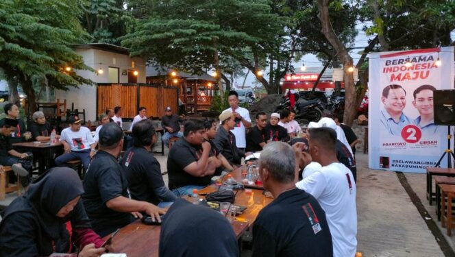 
					SIAP ALL-OUT: Tim Bolone Mase menggelar rapat konsolidasi di sebuah cafe di Kota Kraksaan, Kab. Probolinggo. (foto: istimewa)
