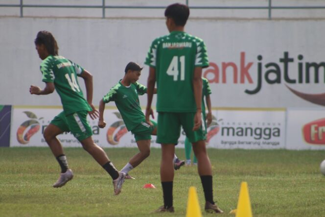 
					Skuad PSIL Lumajang saat menjalani latihan fisik untuk persiapan Liga III Zona Jatim. (foto: Asmadi)