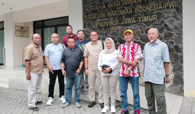
					KOORDINASI: PWI Jember, Diskominfo Jember dan PWI Jatim usai koordinasi terkait HPN 2024. (foto: istimewa).