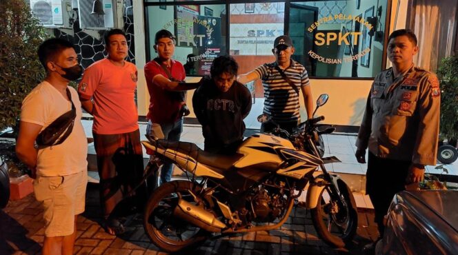 
					CURANMOE: Sumitro (35) ditangkap polisi lantaran diduga mencuri motor di wilayah Kecamatan Purwodadi, Pasuruan. (foto: Moh. Rois)