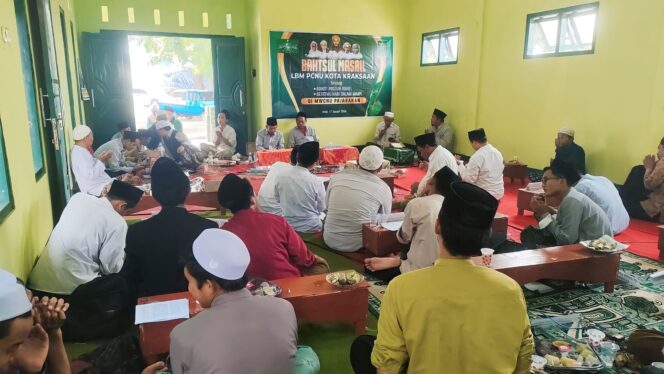 
					SERIUS: PC LBM NU Kota Kraksaan saat menggelar Bathsul Masail terkait aksi boikot produk Israel di kantor MWC NU Pajarakan, Minggu (7/1/24). (foto: Ali Yak'lu)