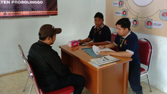 
					PENGAWAS TPS: Warga di Kabupaten Probolinggo saat mendaftar sebagai Pengawas TPS. (foto: Ali Yak'lu)