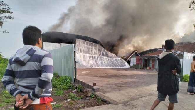 
					Warga terkejut dengan kebakaran yang meludeskan pabrik Spring Bed dan rumah warga. (foto: Moh. Rois).