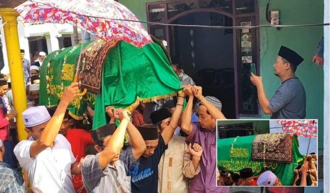 
					TEWAS: Jasad kedua korban saat dibawa warga ke pemakaman untuk dikebumikan. (foto: Moh. Rois).