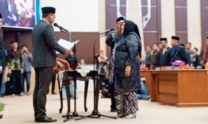
					PAW: Sulistyo Wahyuni saat dilantik oleh Ketua DPRD Kabupaten Pasuruan. (foto: Moh. Rois)