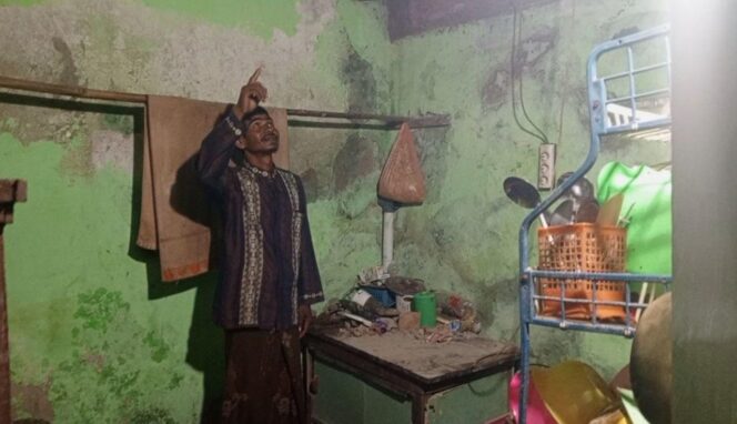 
					RUSAK: Warga Desa Kalirejo, Basir, menunjukkan bagian atap rumahnya yang rusak akibat tersapu puting beliung. (foto: Moh. Rois)