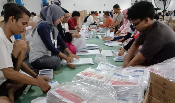 
					Pelipatan surat suara Pemilu 2024 di kantor KPU Kabupaten Pasuruan. (foto: Moh. Rois).