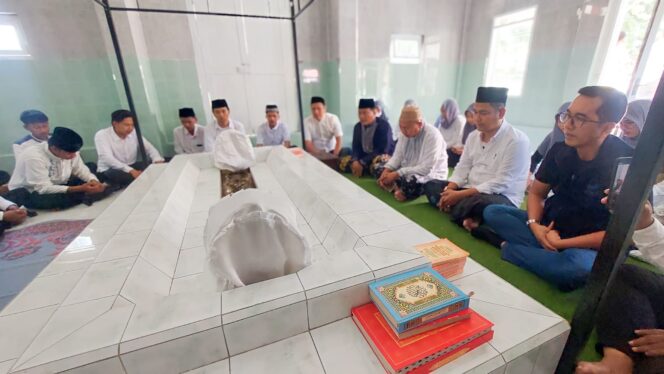 
					KHUSYU': Gus Aam dan rombongan saat ziarah kebangsaan di makam bupati pertama Probolinggo, Kyai Djojolelono, Sabtu (13/1/24). (foto: Hafiz Rozani).