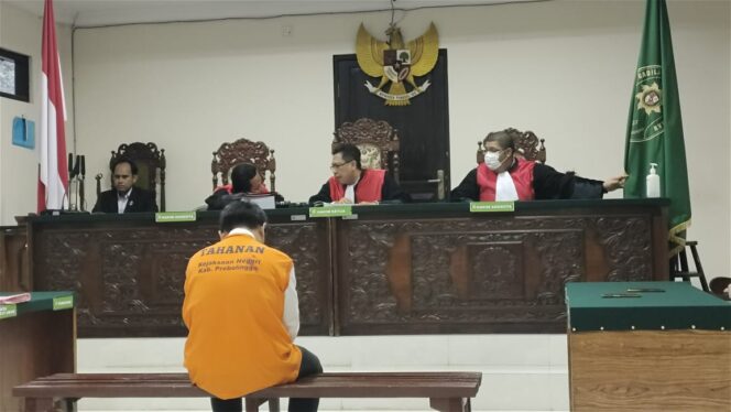 
					Terdakwa penyebab kebakaran Bukit Teletubbies Bromo, Andrie Wibowo Eka Wardhana (41), saat jalani persidangan di PN Kraksaan. (foto: Ali Ya'lu)