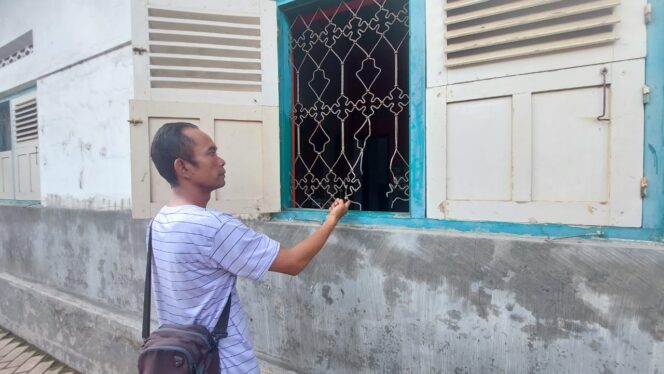 
					Salah satu korban, Lutfi Hidayat menunjukkan teralis jendela rumahnya yang dirusak pelaku. (foto: Hafiz Rozani)