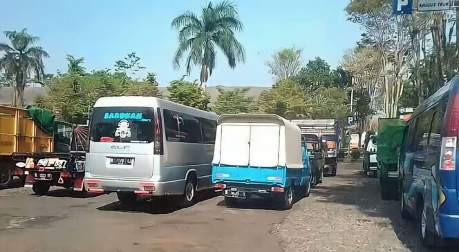 
					Sejumlah kendaraan di Lumajang sedang antre untuk melakukan uji Kir. (foto: dok).
