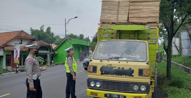 
					DITILANG: Satlantas Lumajang menilang truk ODOL yang bermuatan overload. (foto: Asmadi).