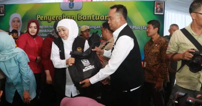 
					Gubermur Jatim dan Pj Bupati Probolinggo membagikan bansos untuk warga miskin ekstrem di Kecamatan Kraksaan beberapa waktu lalu. (foto: dok).