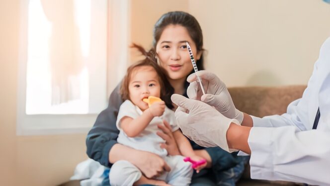 
					Ilustrasi imunisasi polio anak.