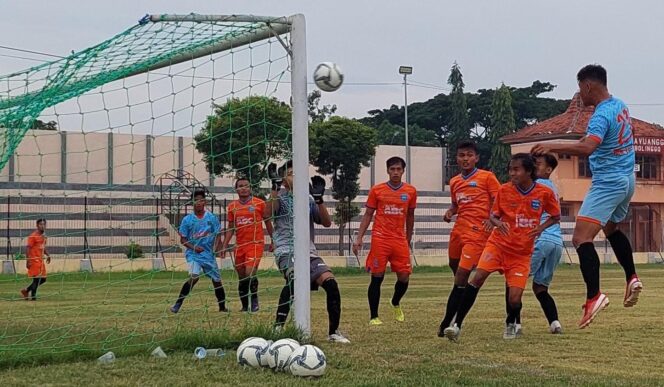 
					Pemain Persipro 1954 (jersey oranye) dalam pertandingan kualifikasi grup beberapa waktu lalu. (foto: dok).
