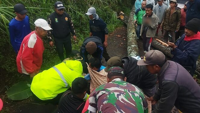 
					Didik Laksono (27) warga Dusun Krajan, Desa Andonosari, Kec. Tutur, Kab. Pasuruan, dievakuasi pasca meninggal akibat tertimpa pohon tumbang. (foto: Moh. Rois).