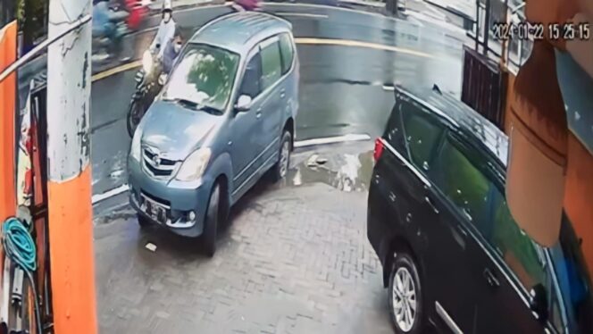 
					Tangkapan layar video aksi pecah kaca mobil yang terjadi di Bangil, Kabupaten Pasuruan. 