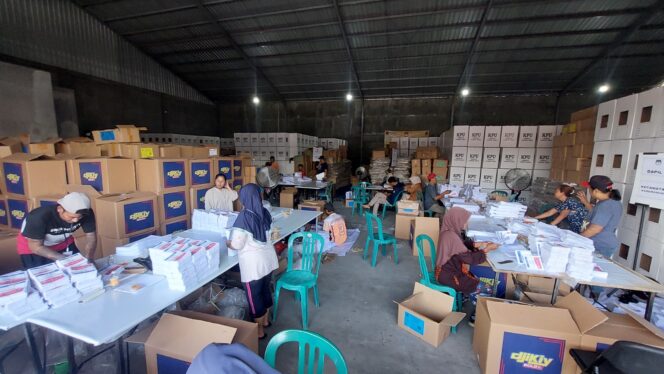 
					SORLIP: Para pekerja melakukan sortir lipat suara di gudang KPU Kota Probolinggo di Jalan Anggrek. (foto: Hafiz Rozani).