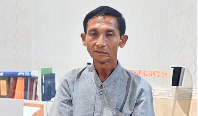 
					Lansia berinisial A-J, pelaku penipuan motor milik warga Sumbertaman, Wonoasih, yang ditangkap polisi. (istimewa)