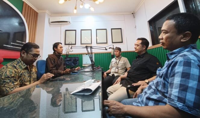 
					GAYENG: Podcast memperingati Hari Pers Nasional (HPN) 2024 yang digelar PWI Probolinggo Raya berlangsung gayeng dan hangat. (foto: Ali Ya'lu).