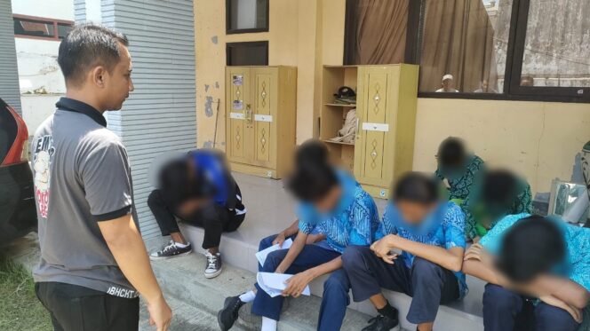 
					DICIDUK: Sejumlah pelajar bolos sekolah sedang dibina oleh petugas Satpol PP Kabupaten Probolinggo. (foto: Ali Ya'lu).